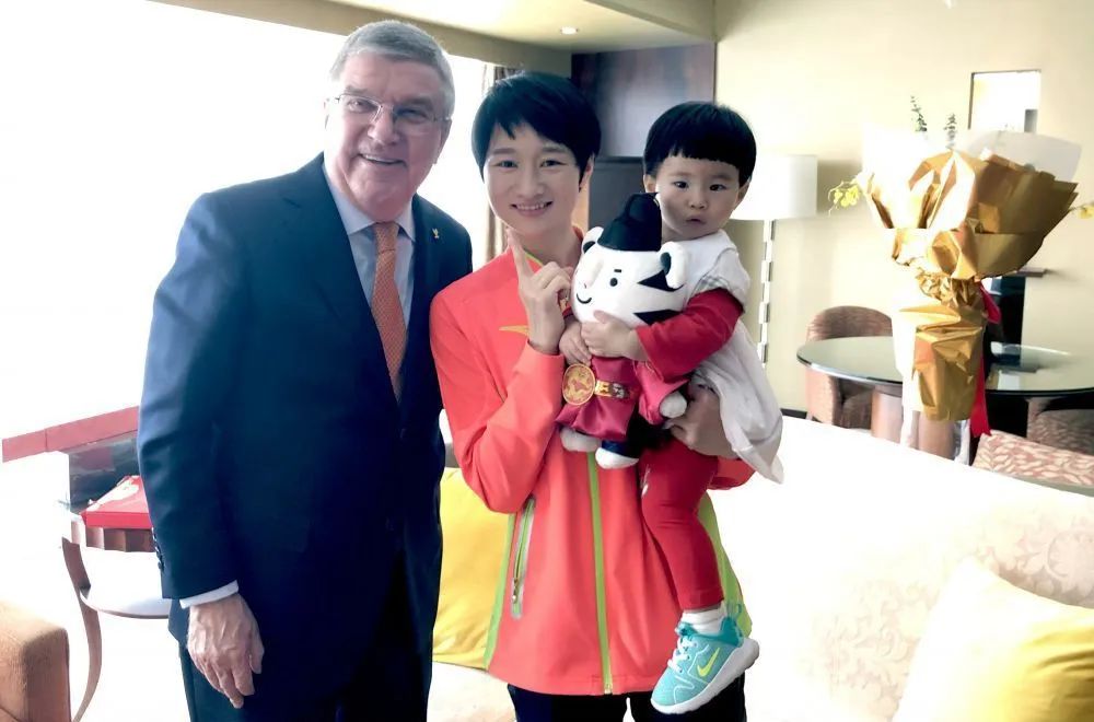 吴静钰和女儿.jpg