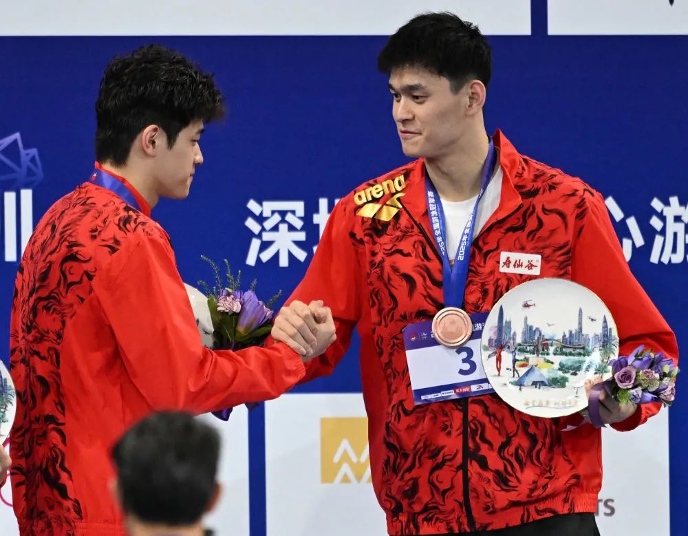 潘展乐孙杨握手.jpg