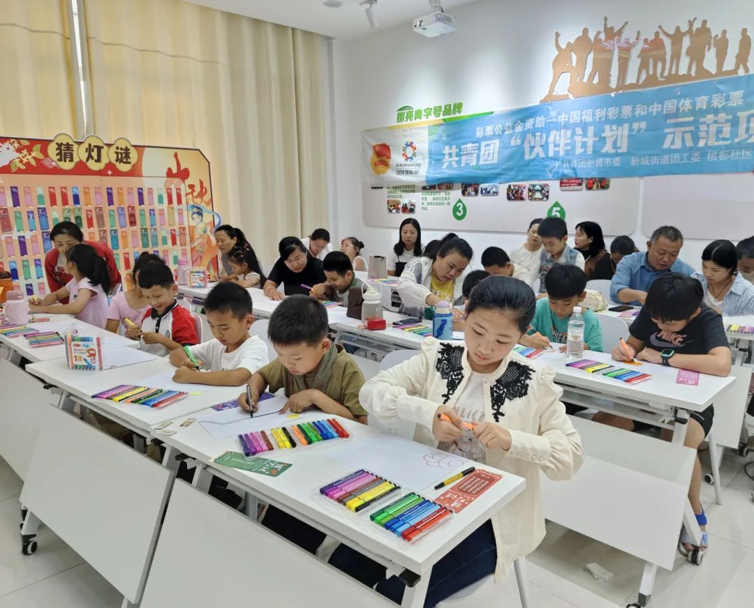 在社区“青年之家”举办中秋节主题绘画活动。.jpg