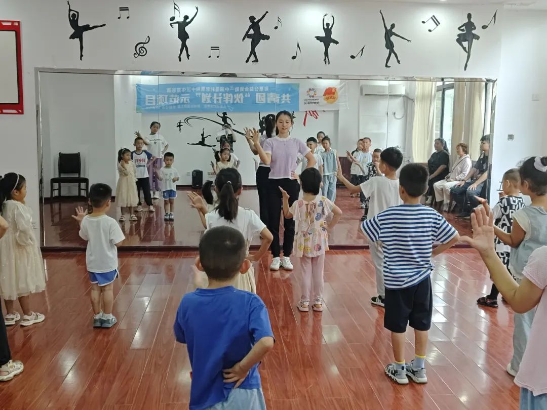 青年社会组织引入专业师资开展青少年文化艺术活动。.jpg