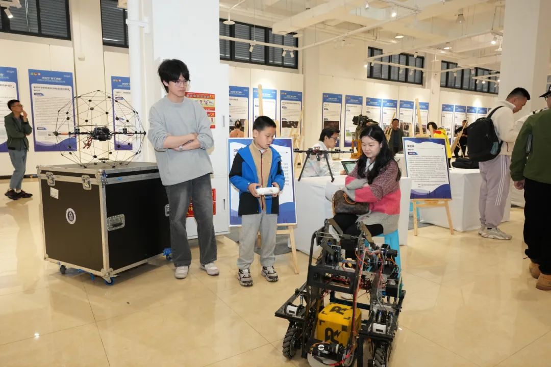 图为：在西南大学举办大学生科技创新文化节.jpg